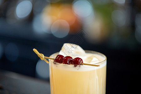 酒精饮料豪华鸡尾酒杯与樱桃酒吧酒吧带樱桃的鸡尾酒杯图片
