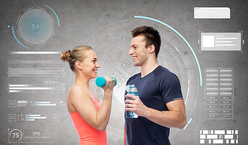 运动,健身人的快乐的运动男女与哑铃水瓶灰色背景哑铃水的男男女女图片