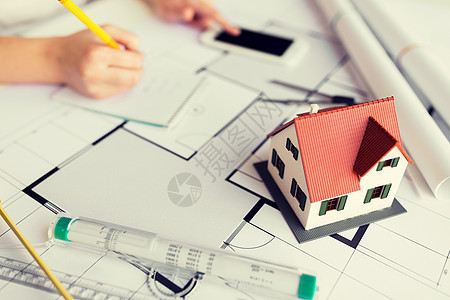 商业,建筑,建筑人的密切的生活房屋模型蓝图上建筑师的手蓝图上客厅模型蓝图上客厅模型图片