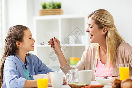 健康饮食,家庭人的快乐的母亲女儿家里的厨房吃早餐幸福的家庭家里的厨房吃早餐幸福的家庭家里的厨房吃早餐图片