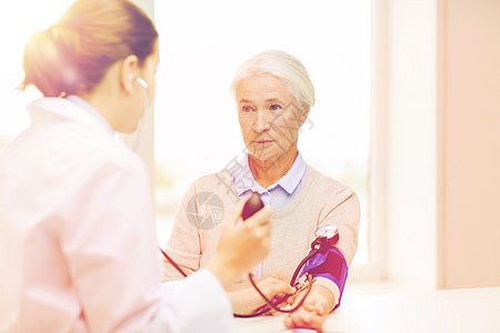医学,龄,保健人的医生与血压计检查老年女子血压水平医院血压计的医生医院的老年女子图片