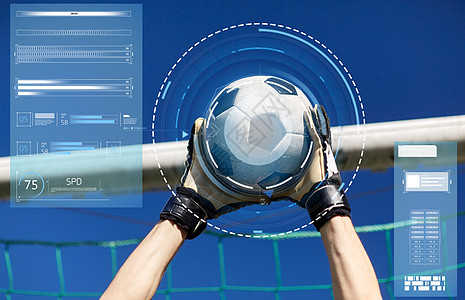 体育技术足球运动员守门员蓝天上的足球球门手接球守门员天空上的足球进球图片