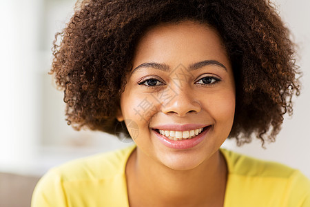 人,种族肖像接近快乐的非裔美国轻妇女的脸靠近快乐的非洲轻女人的脸图片