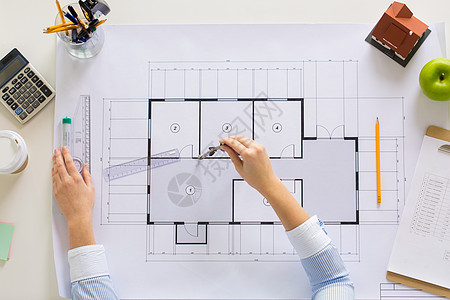 分隔符商业,建筑,建筑建筑建筑师手与指南针测量蓝图的客厅办公室办公室用指南针测量蓝图背景