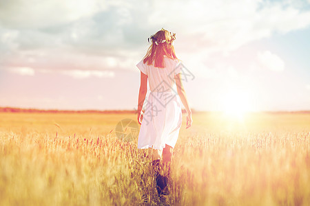 幸福,自然,暑假,假期人们的微笑的轻女人戴着花圈白色的衣服沿着谷物地里走快乐的轻女人花圈上的谷物田图片