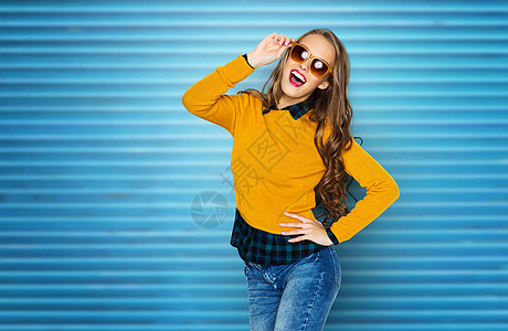 人,风格时尚快乐的轻女人少女穿着休闲服装太阳镜蓝色肋墙背景下玩得很开心穿着休闲衣服的快乐的轻女人少女图片