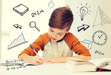 教育,童,人,家庭作业学校微笑的学生男孩,家里用数学涂鸦写笔记本微笑的学生男孩家里写笔记本图片