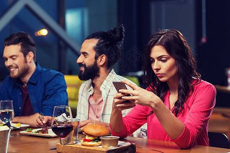 休闲,技术,网络成瘾,生活方式人的女人与智能手机朋友餐厅智能手机朋友的女人餐馆图片