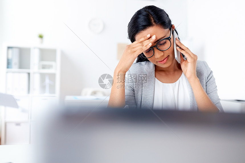 照片 人物情感 商业,压力人的女商人办公室打电话给智能手机办公室打
