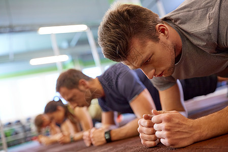 健身,运动,锻炼人的男人健身房的集体训练中平板支撑群人健身房锻炼图片