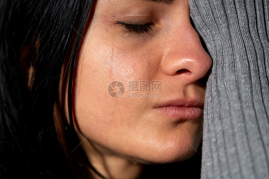 哭泣的女人高清图片下载-正版图片300420413-摄图网