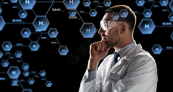 男科学家穿外套安全眼镜看虚拟投影的化学公式背景图片