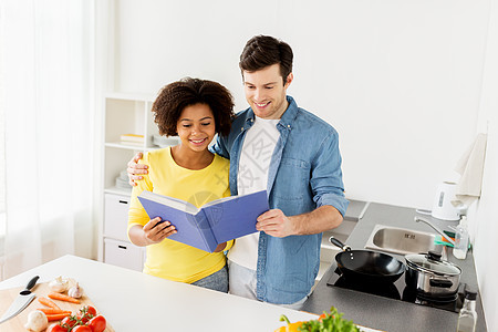 人们,烹饪食物健康的饮食快乐的夫妇与食谱蔬菜家里厨房幸福的夫妇家里厨房里烹饪书图片