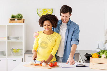 人,国际健康的饮食理念幸福的夫妇烹饪食物切蔬菜家里厨房幸福的夫妇家里厨房饭图片