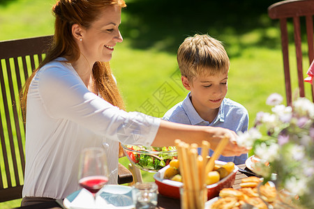 休闲,假日人们的快乐的家庭,节日的晚餐夏季花园聚会快乐的家庭吃晚饭夏季花园派图片