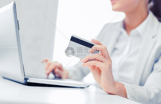 银行,购物,货币女商人带笔记本电脑信用卡带笔记本电脑信用卡的女商人图片