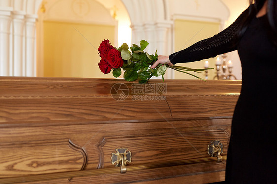 人们哀悼的女人带着红玫瑰棺材教堂的葬礼上葬礼上带着红玫瑰棺材的女人图片