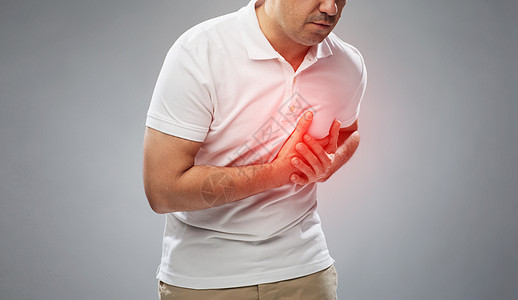 人,医疗保健问题的密切的人患心脏病的灰色背景亲近遭受心痛的人背景图片