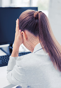商业,办公室,学校教育强调女商人与电脑工作电脑的压力很大的女人图片