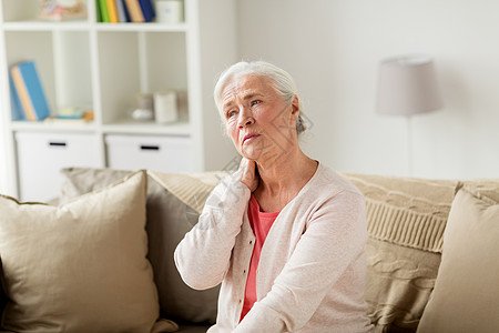 老健康问题人们的观念老妇女家里患颈部疼痛老妇女家里患颈部疼痛图片