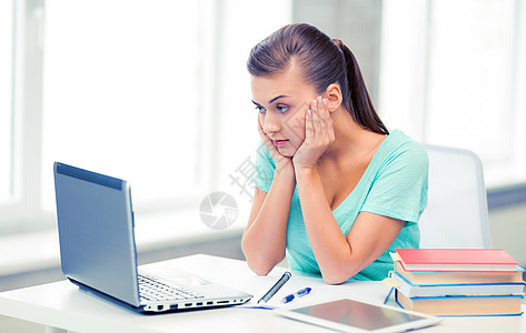 压力的学生家里用电脑的照片强调学生家用电脑背景