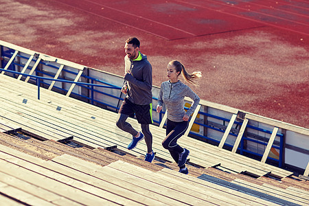 健身,运动,锻炼生活方式的夫妇体育场楼上跑步夫妇体育场楼上跑步图片