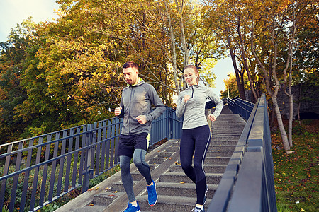 健身,运动,人生活方式的幸福的夫妇跑下楼城市幸福的夫妇城市楼下跑步图片