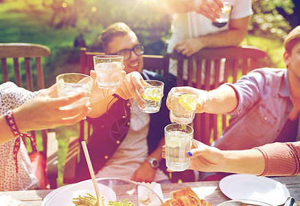 休闲,假期,饮食,人食物的快乐的朋友夏季花园聚会上吃晚饭叮当的饮料快乐的朋友夏天的花园聚会上喝酒图片