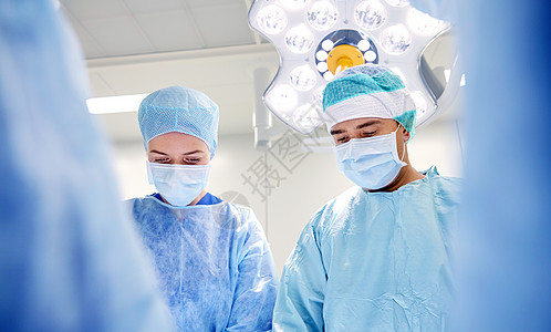 医院手术室手术的外科医生背景图片