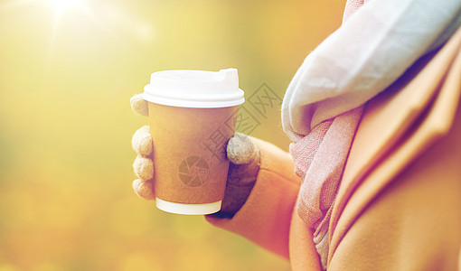 季节,热饮,广告人们的秋季公园用咖啡茶次纸杯亲近女人秋天的公园里用咖啡靠近女人背景图片