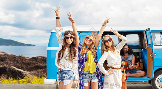 暑假,公路旅行,旅行人们的快乐的轻嬉皮士朋友展示平手标志,并小货车上摆姿势的岛屿背景快乐的嬉皮朋友岛上的小货图片