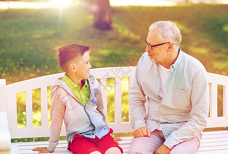 家庭,世代,沟通人的快乐的祖父孙子夏季公园交谈祖父孙子夏天公园聊天图片