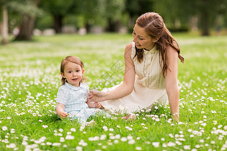 家庭,童父母的快乐的母亲小女婴夏季公园快乐的母亲女婴夏季公园生活方式高清图片素材