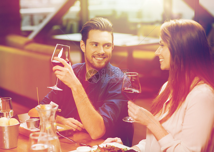 ‘~休闲,饮食,食物饮料,人假日的微笑的夫妇餐厅吃饭喝红酒夫妇餐厅用餐喝酒  ~’ 的图片