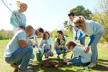 志愿服务慈善人生态理念群快乐的志愿者公园植树群志愿者公园植树图片