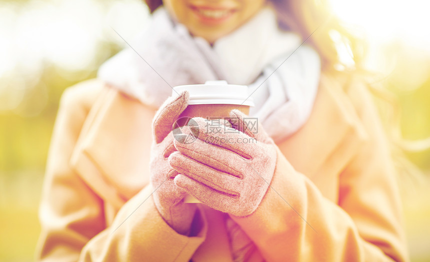 季节,热饮人们的美丽的快乐轻妇女喝咖啡茶次纸杯秋季公园秋天的公园里,用咖啡亲密的快乐女人图片