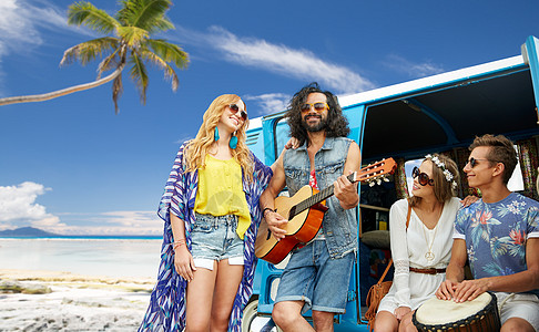 暑假,公路旅行,旅行人们的快乐的轻嬉皮朋友玩得开心,海滩背景下的小货车车上播放音乐嬉皮士朋友海滩上的小货车上玩图片