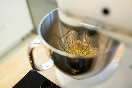 烹饪,食品厨房用具的电动搅拌机鞭打蛋清电动搅拌机厨房鞭打鸡蛋清图片