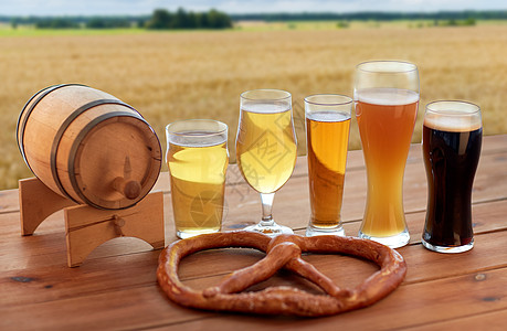 啤酒厂,酒精饮料食品同类型的啤酒眼镜,木桶椒盐卷饼桌子上的谷类食品背景啤酒杯,桶椒盐卷饼谷物地里图片