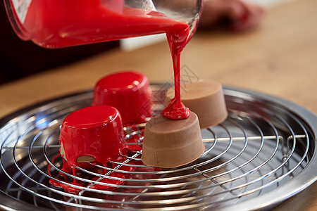 烹饪,烘焙食品水壶倒釉巧克力蛋糕托盘与网格糕点店糕点店给蛋糕浇釉图片