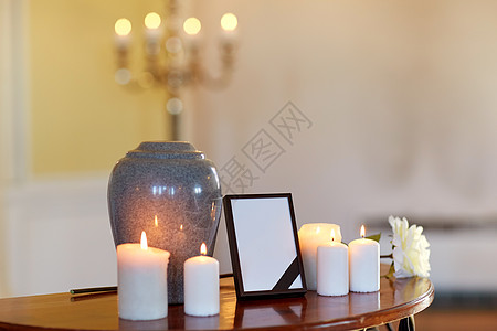 葬礼哀悼相框与黑色丝带,火化瓮燃烧蜡烛桌子上的教堂相框,火化瓮教堂里的蜡烛图片
