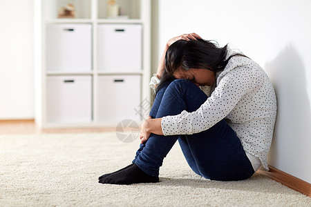 人们,悲伤的快乐的女人坐地板上哭家里幸的女人家地板上哭图片