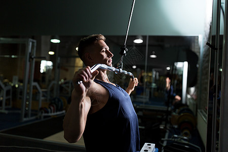 运动,健身,生活方式人的男人锻炼弯曲肌肉拉特拉电缆机健身房男人健身房的线电视上伸展肌肉图片