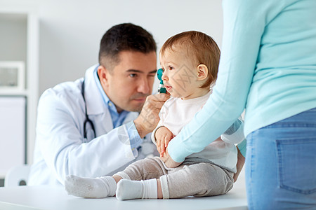 医学,医疗,儿科人的耳鼻喉科医生医生检查婴儿耳朵与耳镜临床医生诊所用耳镜检查婴儿耳朵图片