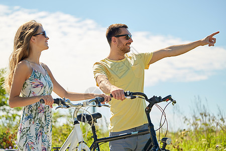 人,方向生活方式的快乐的轻夫妇乡下骑自行车夏天快乐的轻夫妇户外骑自行车图片