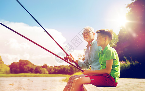 家庭世代暑假人们的快乐的祖父孙子,河泊上祖父孙子河边钓鱼图片