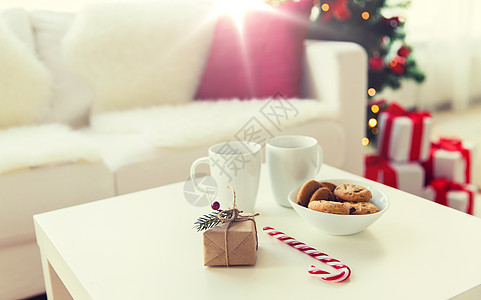 诞节,假日冬天的礼物,燕麦饼干,甘蔗糖杯子家里的桌子上家里把礼物糖果杯子放桌子上图片