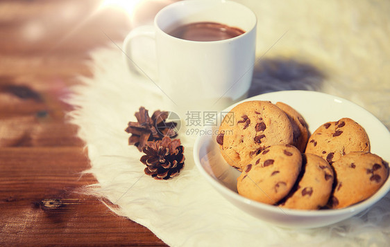 假期,诞节,冬天,食物饮料的杯子与热巧克力可可饮料燕麦饼干白色毛皮地毯杯热巧克力饼干毛皮地毯上图片