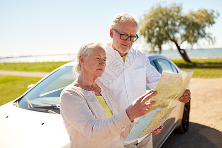 公路旅行,旅行老人的老夫妇汽车寻找位置上的夏天高级夫妇汽车上寻找上的位置图片
