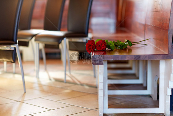 葬礼哀悼教堂长凳上的红玫瑰教堂葬礼上长凳上的红玫瑰图片